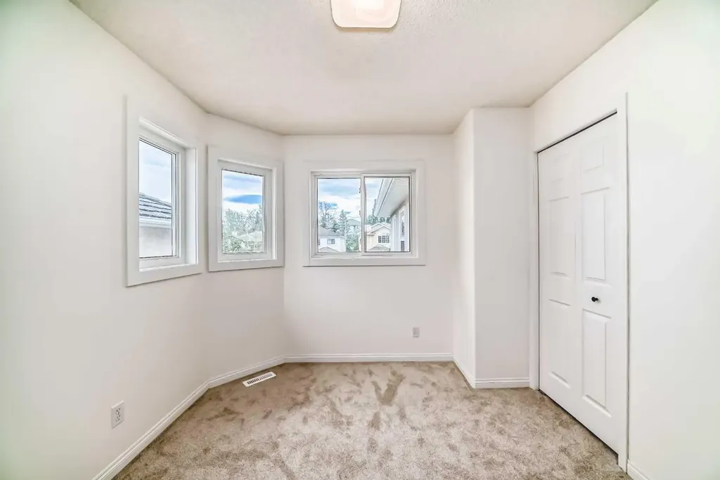 50 Hampstead Terrace NW Calgary AB T3A 5Y5