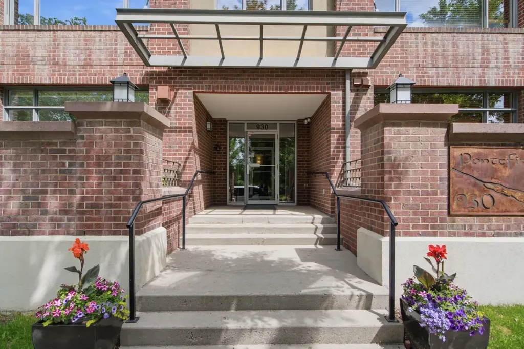 930 Centre Avenue NE Calgary AB T2E9C8