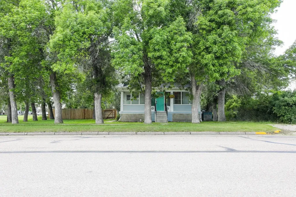 8 N 2 Street W Magrath AB T0K 1J0