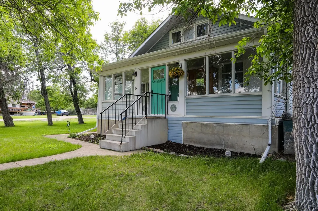 8 N 2 Street W Magrath AB T0K 1J0
