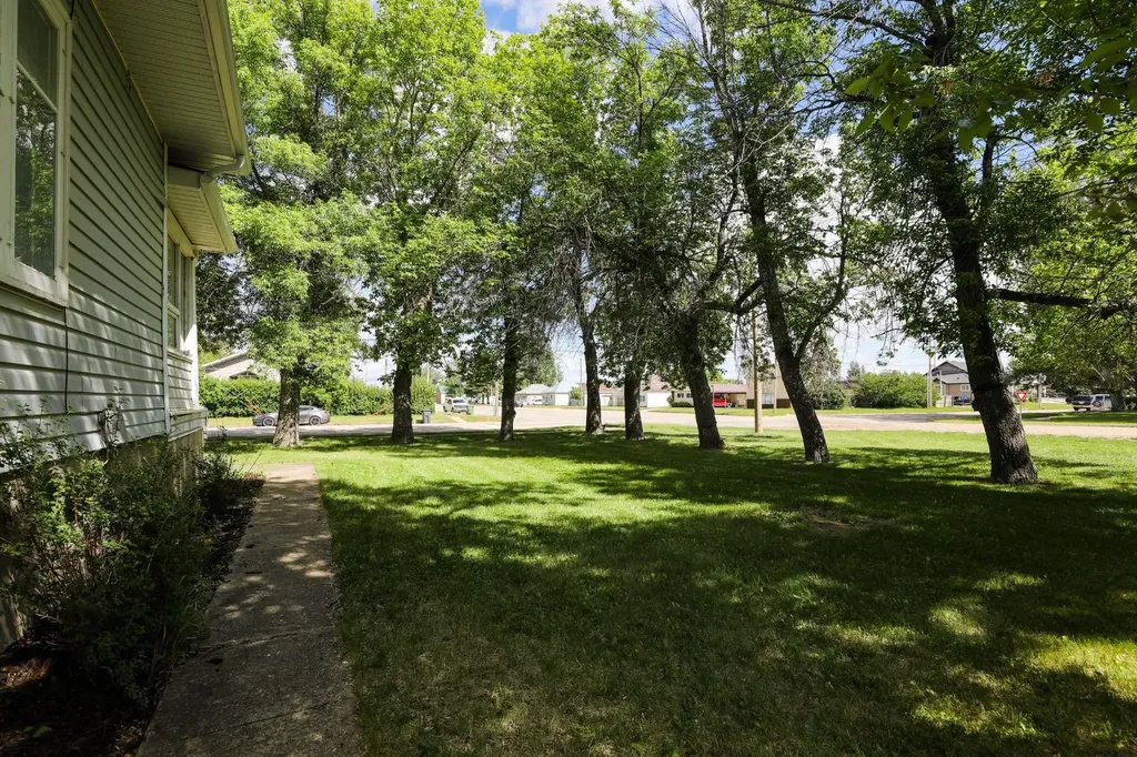 8 N 2 Street W Magrath AB T0K 1J0