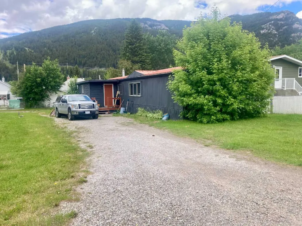 13333 17 Avenue N Blairmore AB T0K 0E0