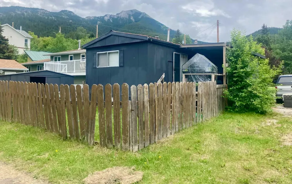 13333 17 Avenue N Blairmore AB T0K 0E0