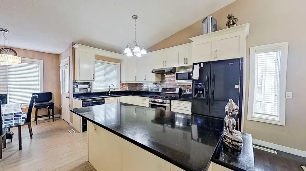 109 Edgebrook Gardens NW Calgary AB T3A 4Z8