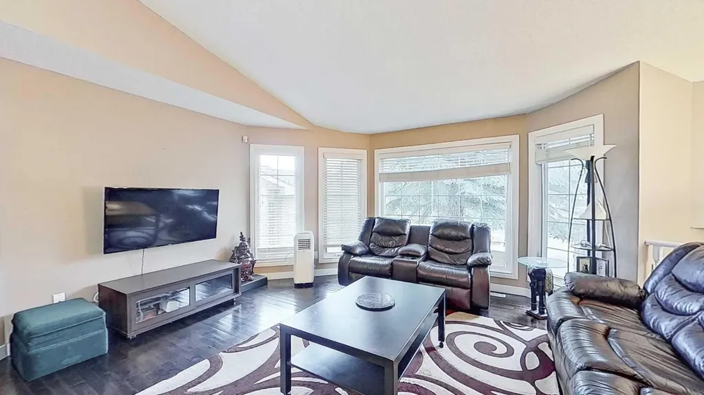 109 Edgebrook Gardens NW Calgary AB T3A 4Z8
