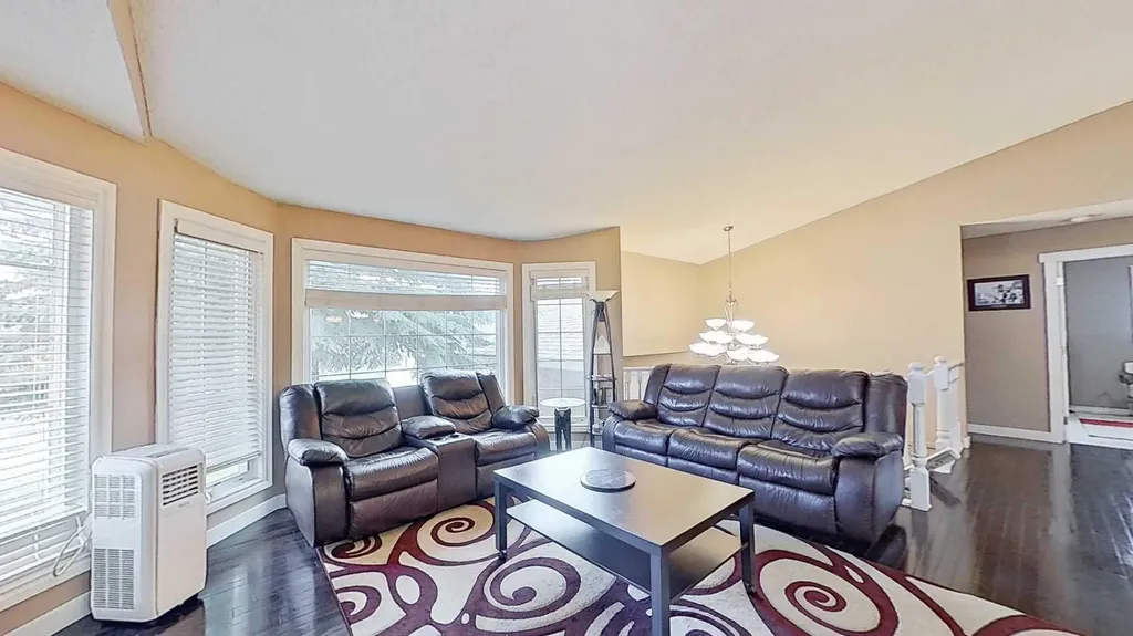 109 Edgebrook Gardens NW Calgary AB T3A 4Z8