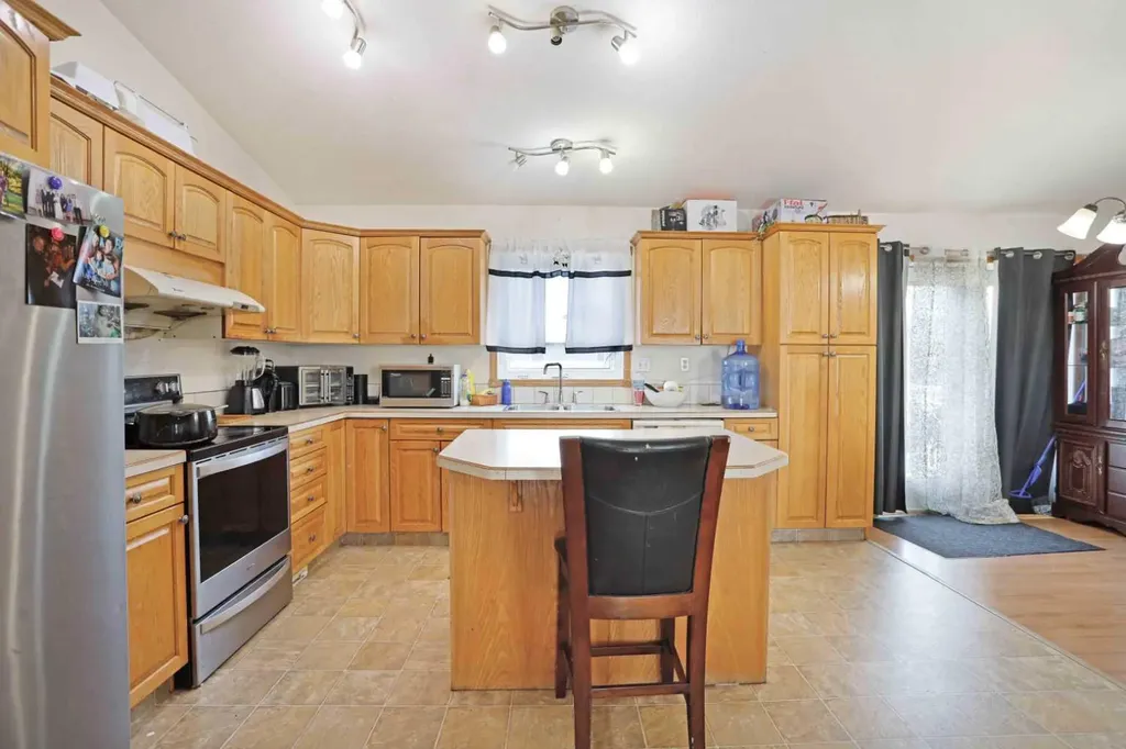 12 Upland Place W Brooks AB T1R 1M9