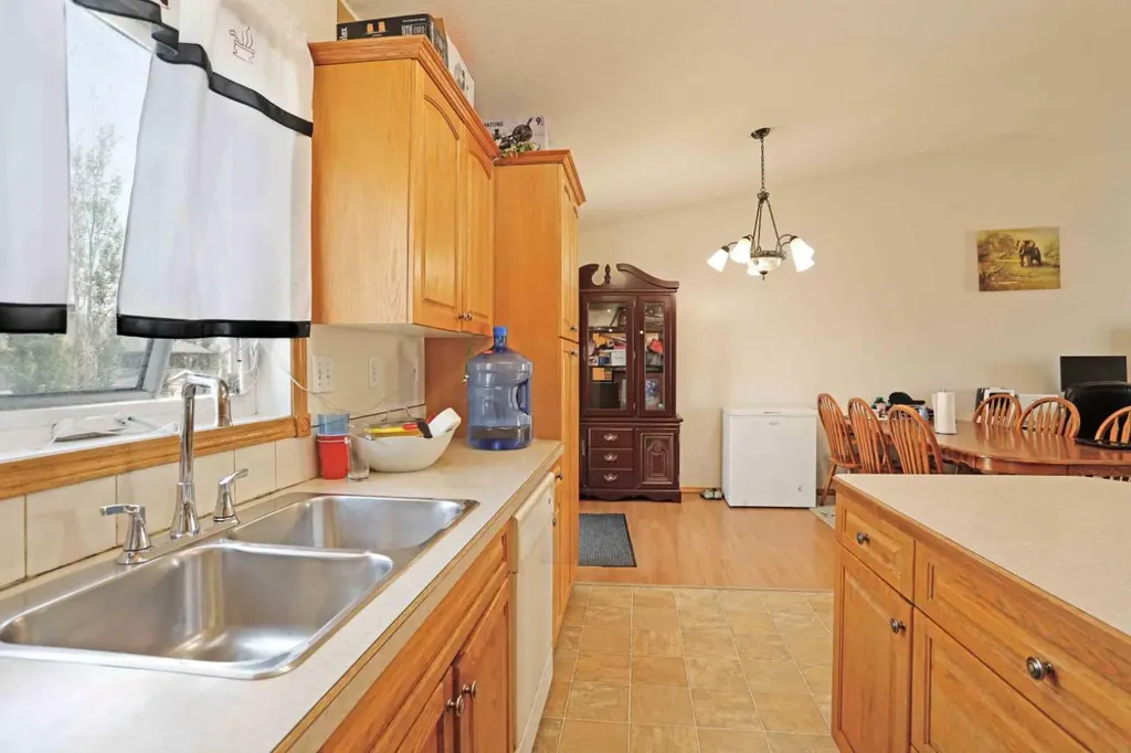 12 Upland Place W Brooks AB T1R 1M9