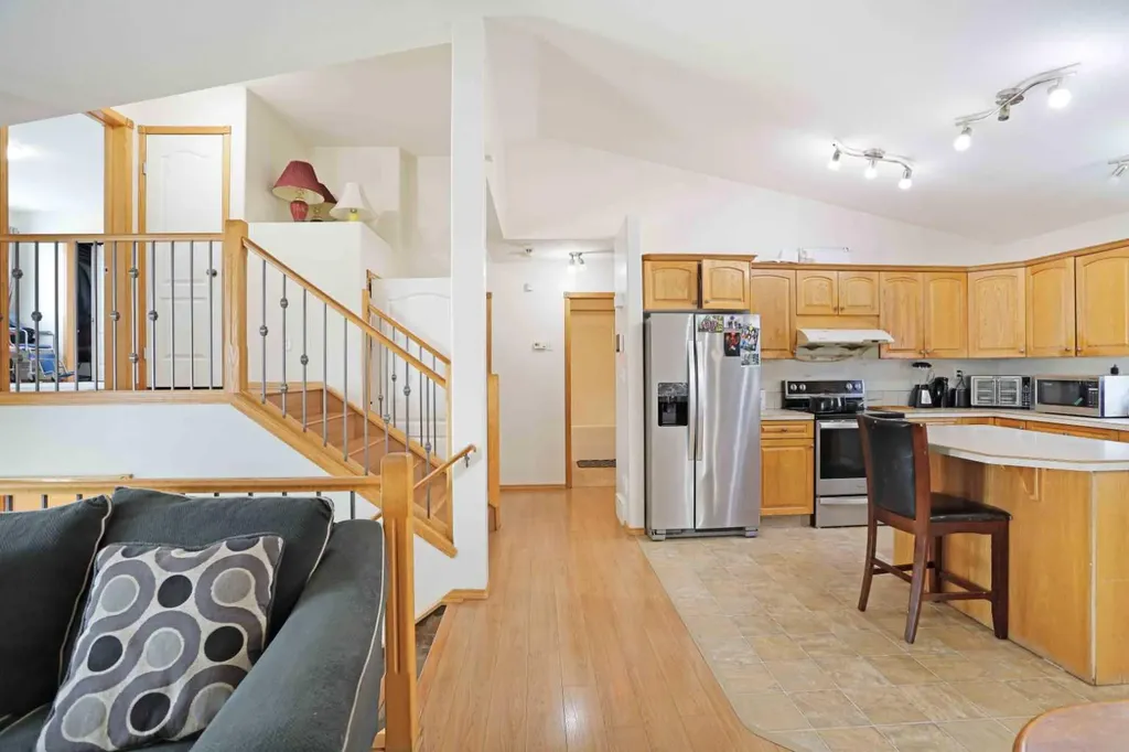 12 Upland Place W Brooks AB T1R 1M9