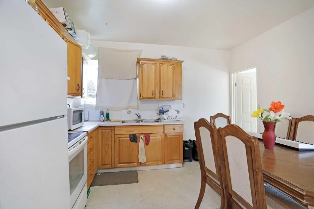 12 Upland Place W Brooks AB T1R 1M9