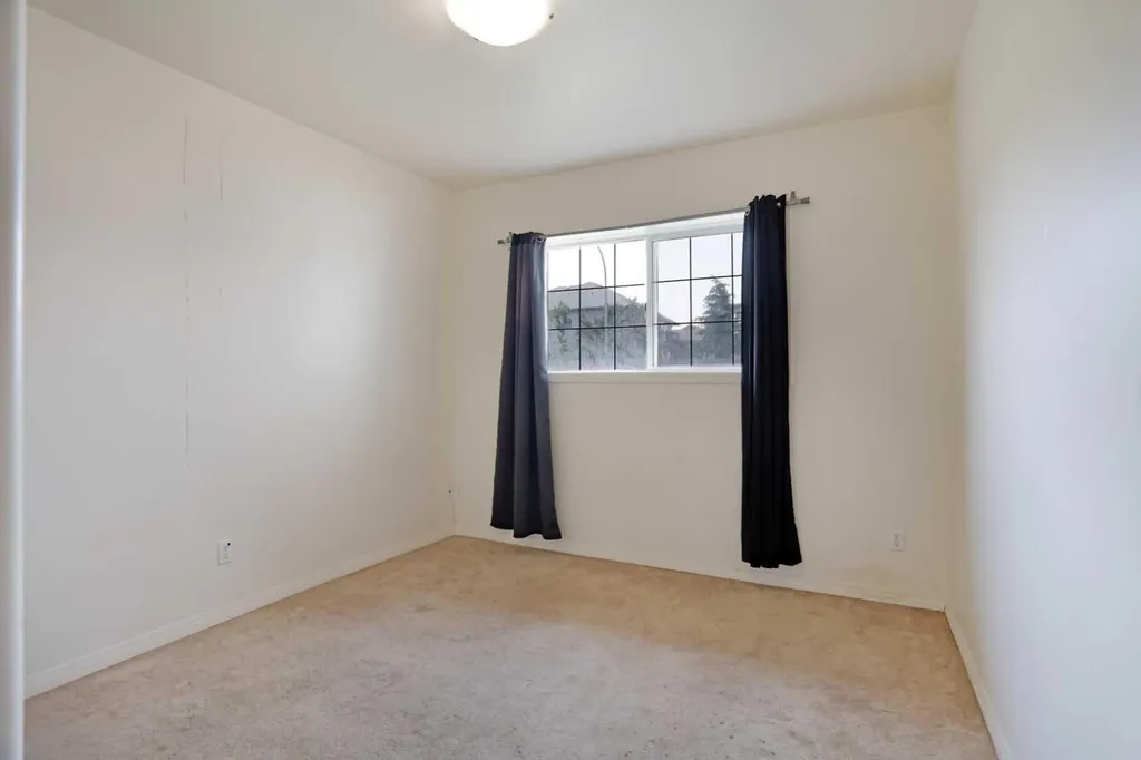 12 Upland Place W Brooks AB T1R 1M9