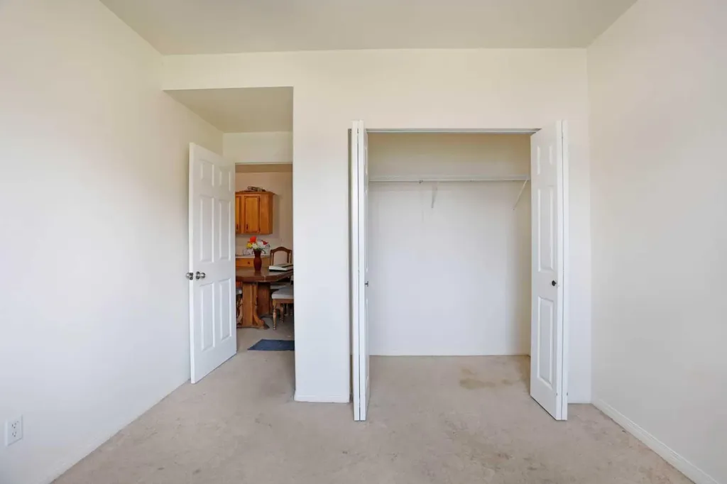 12 Upland Place W Brooks AB T1R 1M9