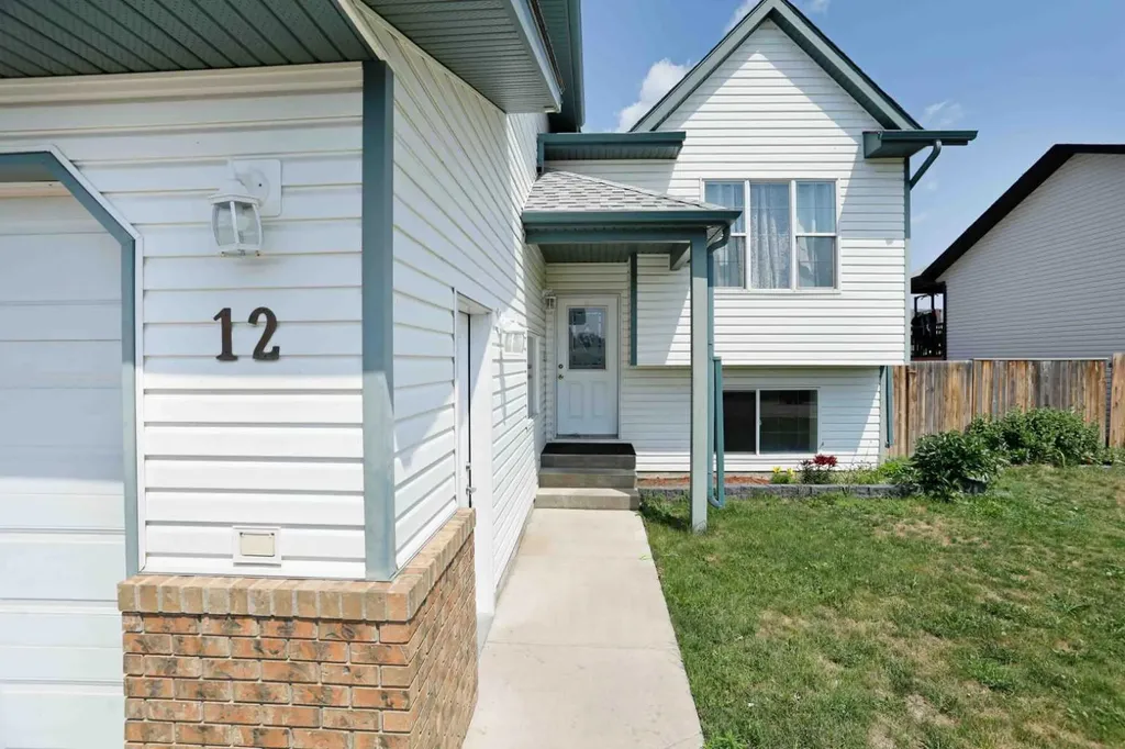 12 Upland Place W Brooks AB T1R 1M9