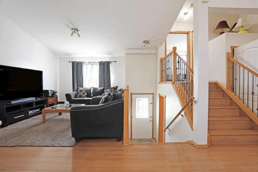 12 Upland Place W Brooks AB T1R 1M9