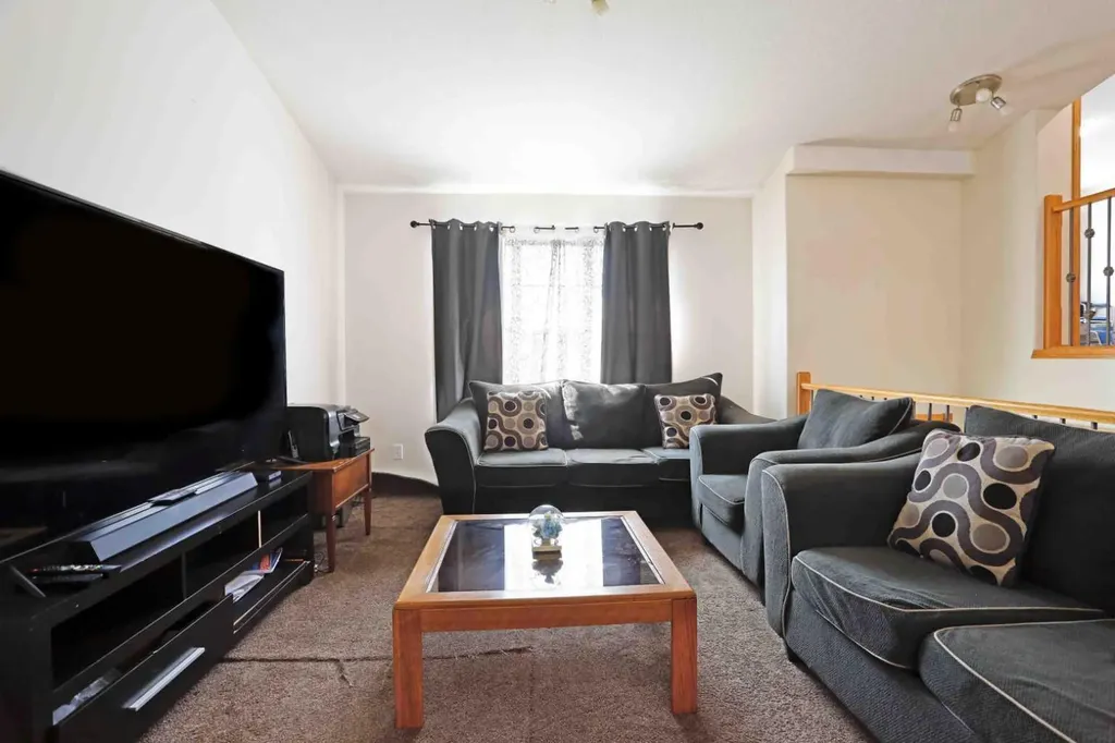 12 Upland Place W Brooks AB T1R 1M9