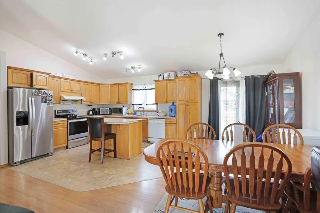 12 Upland Place W Brooks AB T1R 1M9