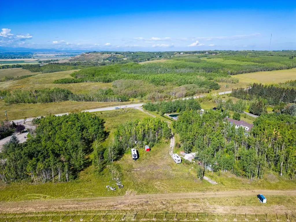 1420 101 Street SW Calgary AB T3H 3Z4