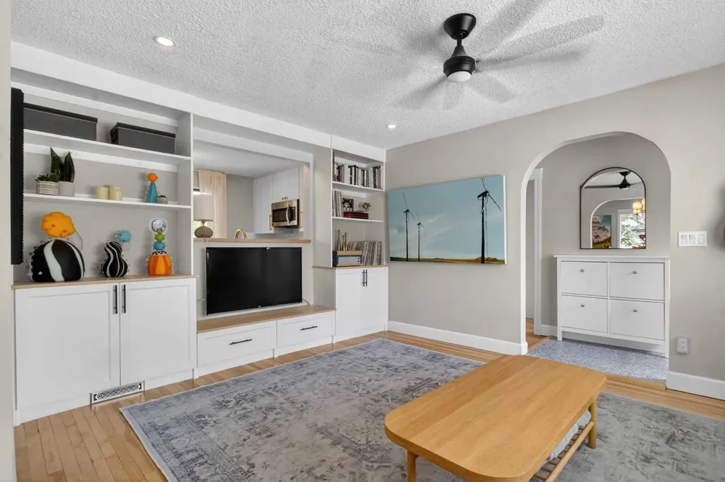 6132 33 Avenue NW Calgary AB T3B 2K5
