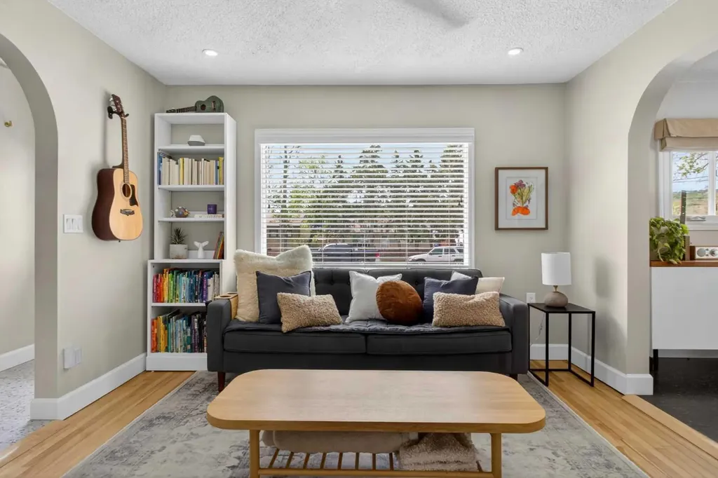 6132 33 Avenue NW Calgary AB T3B 2K5