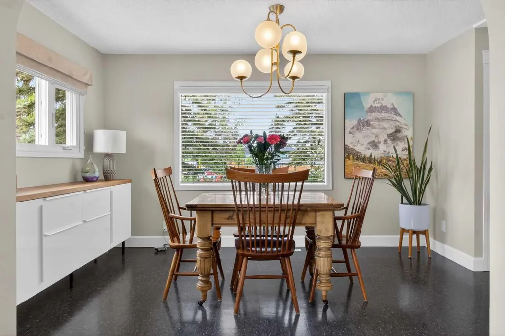 6132 33 Avenue NW Calgary AB T3B 2K5