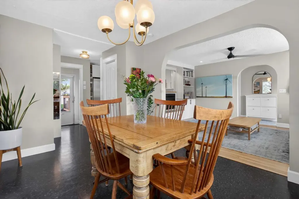 6132 33 Avenue NW Calgary AB T3B 2K5