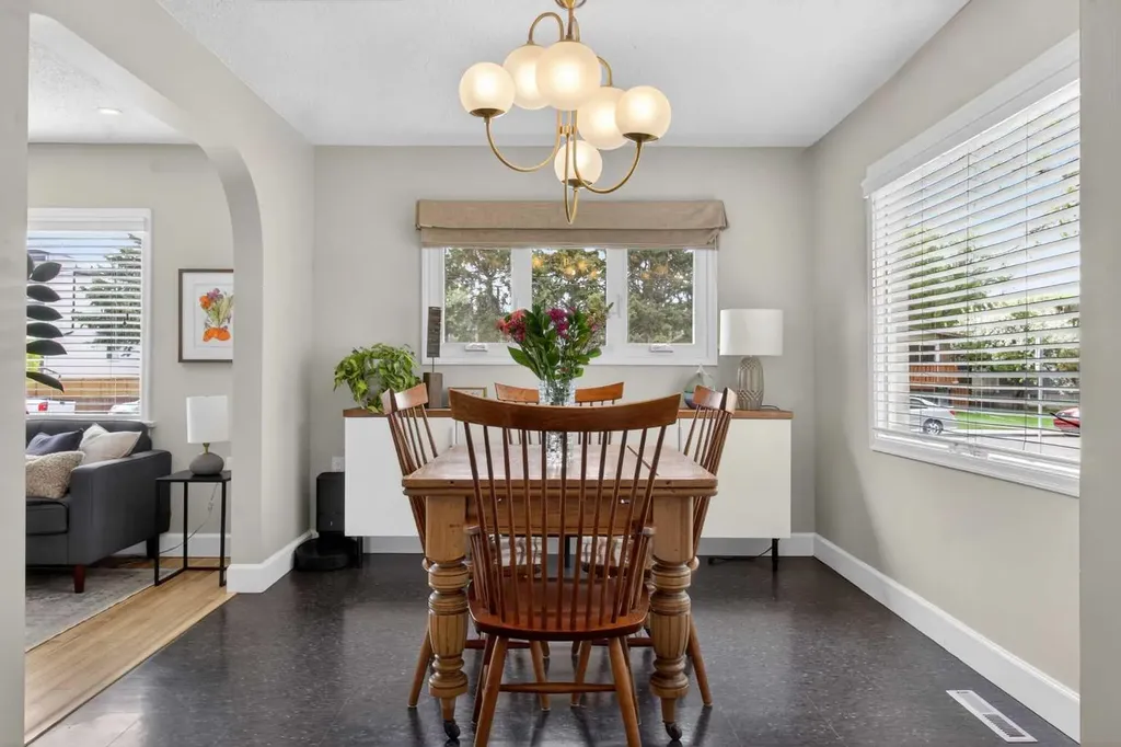 6132 33 Avenue NW Calgary AB T3B 2K5