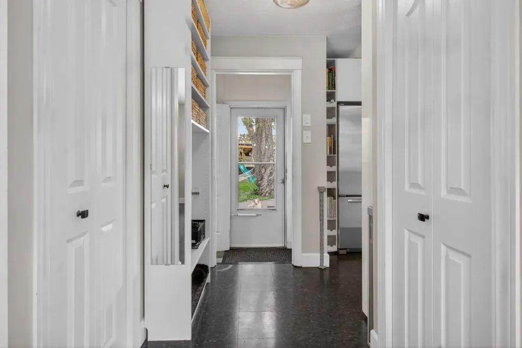 6132 33 Avenue NW Calgary AB T3B 2K5