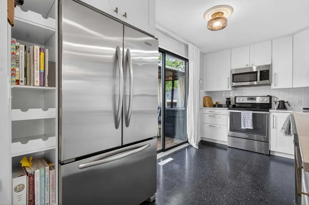 6132 33 Avenue NW Calgary AB T3B 2K5