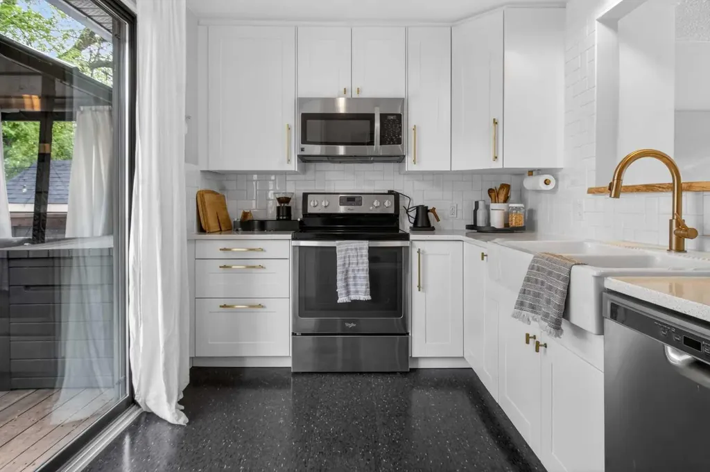 6132 33 Avenue NW Calgary AB T3B 2K5