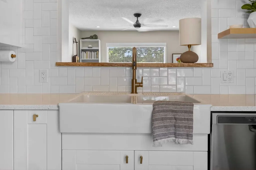 6132 33 Avenue NW Calgary AB T3B 2K5