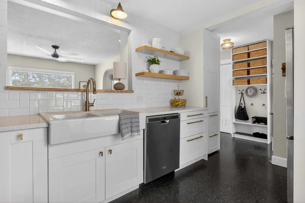 6132 33 Avenue NW Calgary AB T3B 2K5