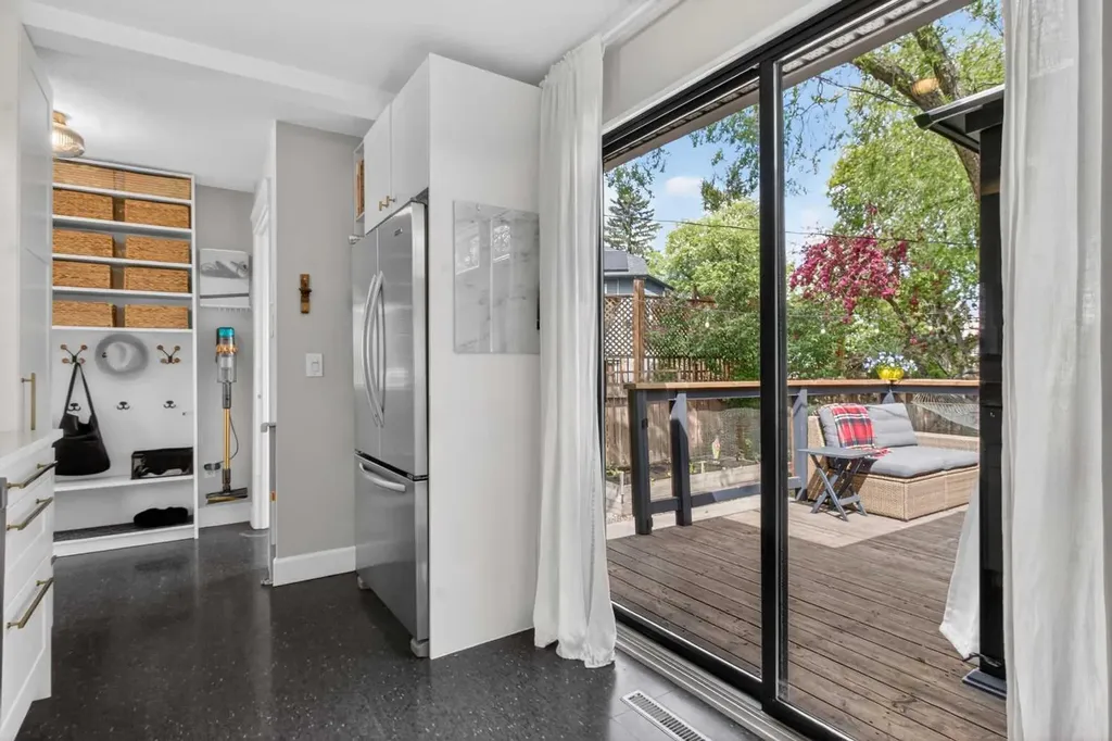 6132 33 Avenue NW Calgary AB T3B 2K5