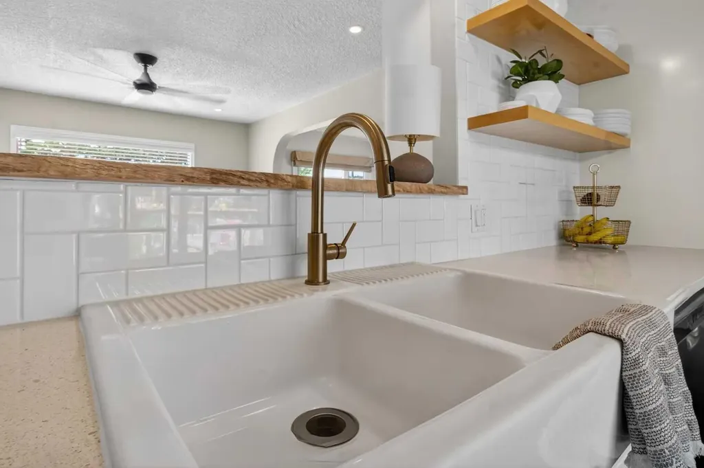 6132 33 Avenue NW Calgary AB T3B 2K5
