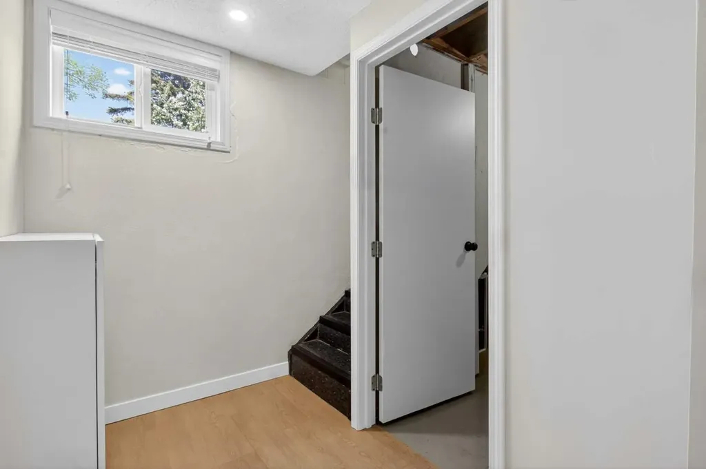 6132 33 Avenue NW Calgary AB T3B 2K5