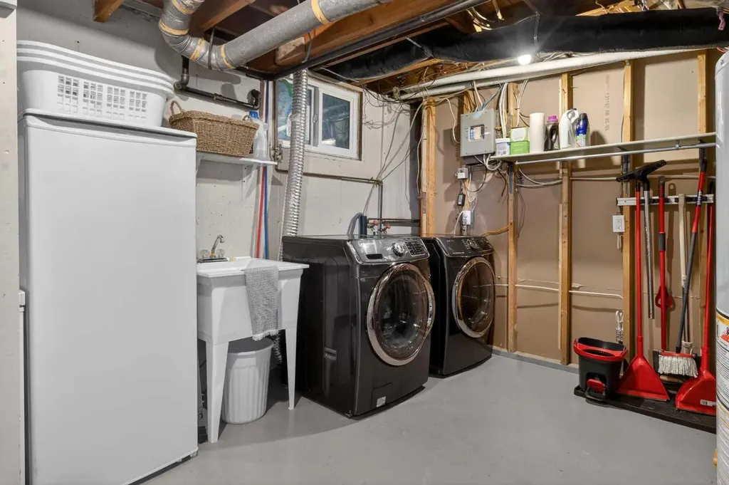 6132 33 Avenue NW Calgary AB T3B 2K5