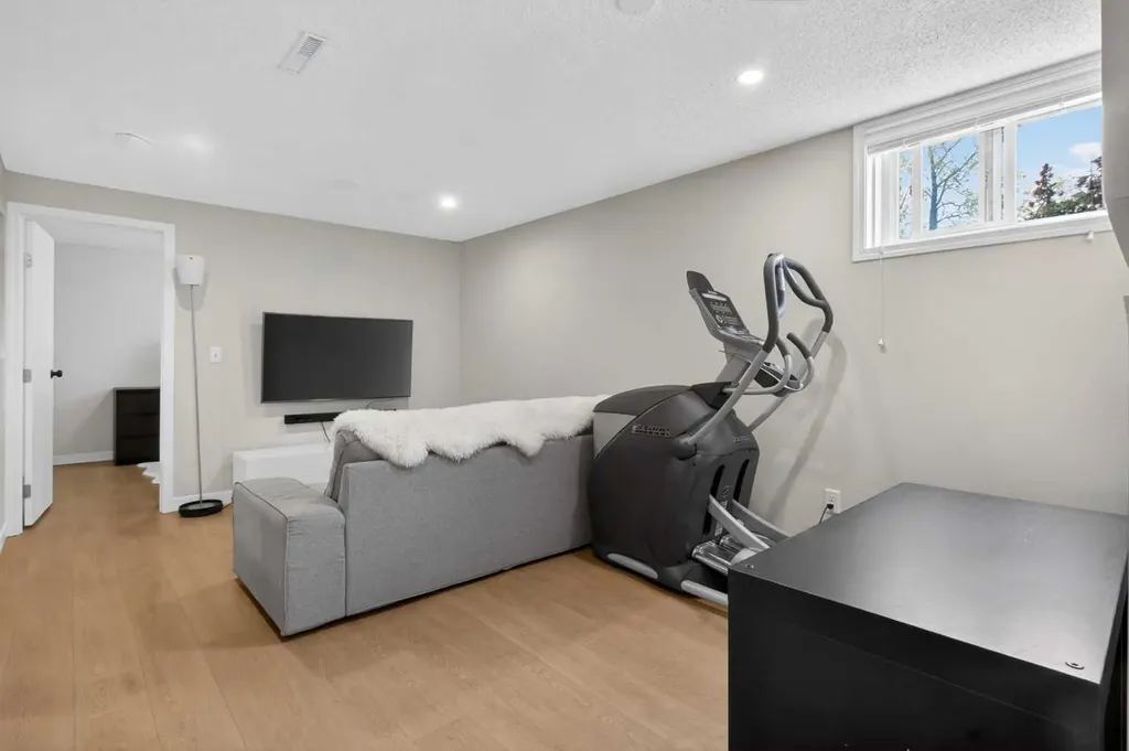 6132 33 Avenue NW Calgary AB T3B 2K5