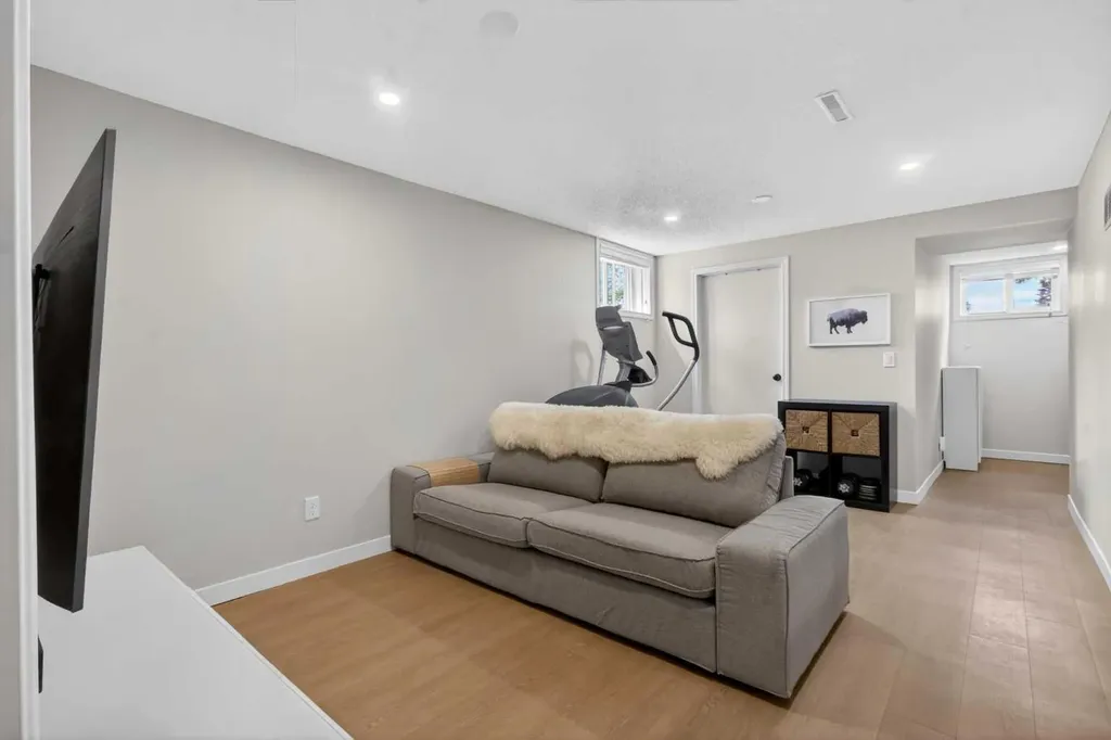6132 33 Avenue NW Calgary AB T3B 2K5
