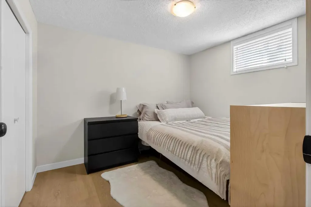 6132 33 Avenue NW Calgary AB T3B 2K5