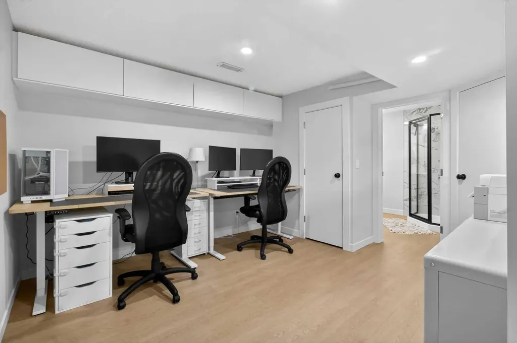 6132 33 Avenue NW Calgary AB T3B 2K5