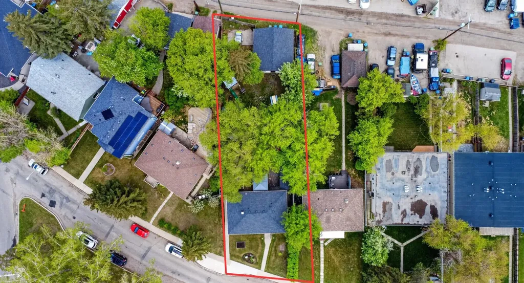 6132 33 Avenue NW Calgary AB T3B 2K5