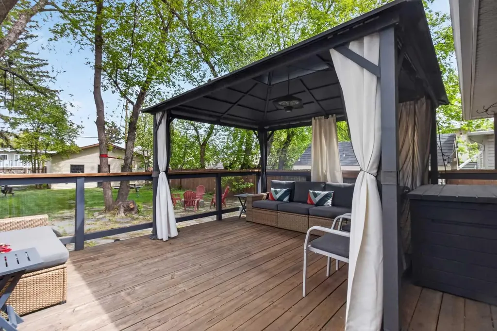 6132 33 Avenue NW Calgary AB T3B 2K5