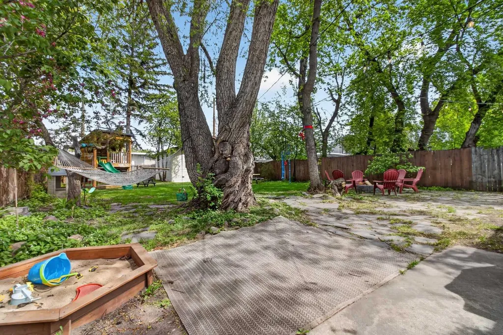 6132 33 Avenue NW Calgary AB T3B 2K5