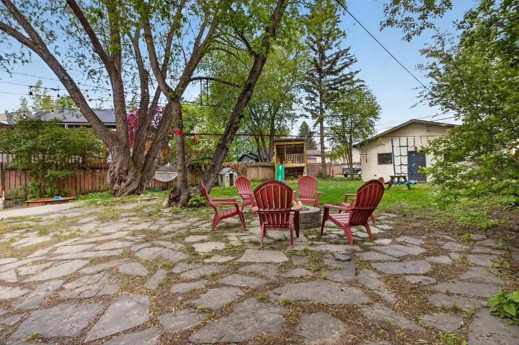 6132 33 Avenue NW Calgary AB T3B 2K5