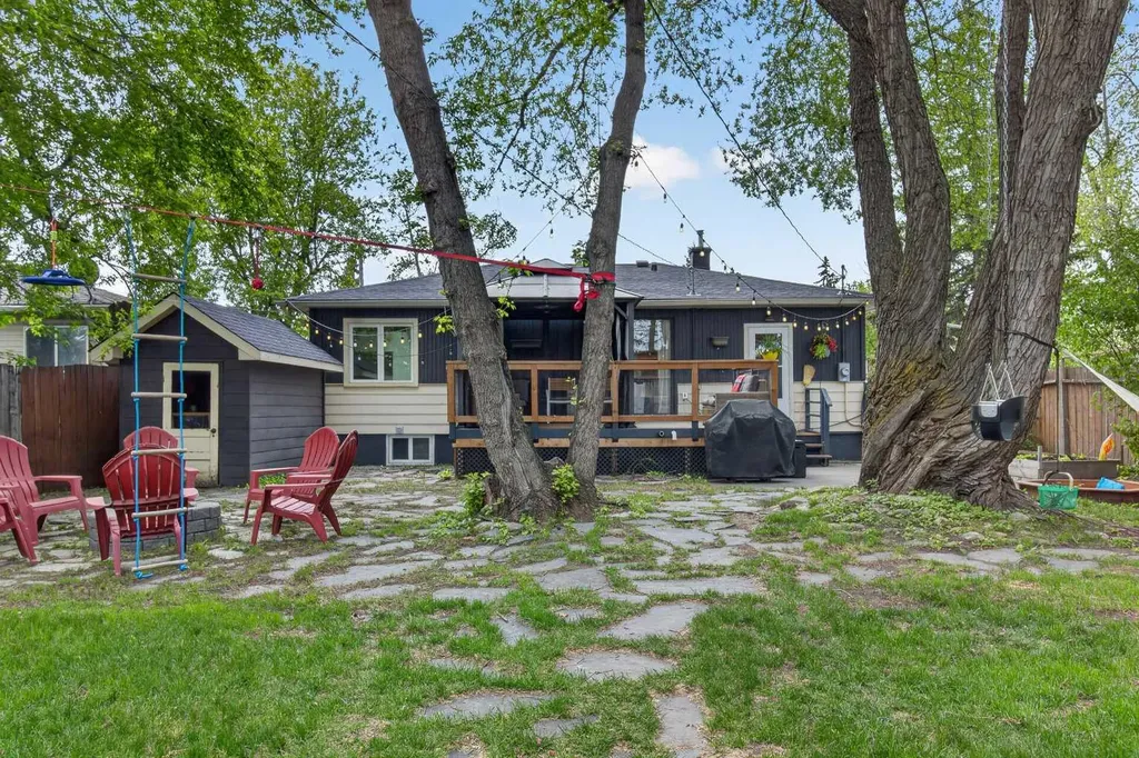 6132 33 Avenue NW Calgary AB T3B 2K5