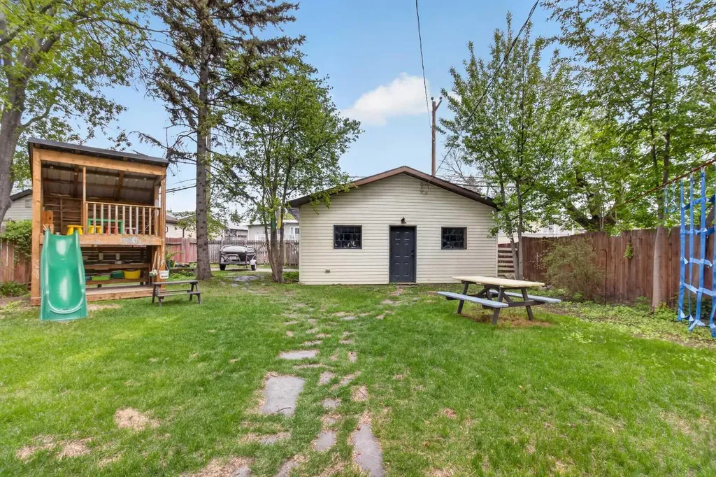 6132 33 Avenue NW Calgary AB T3B 2K5