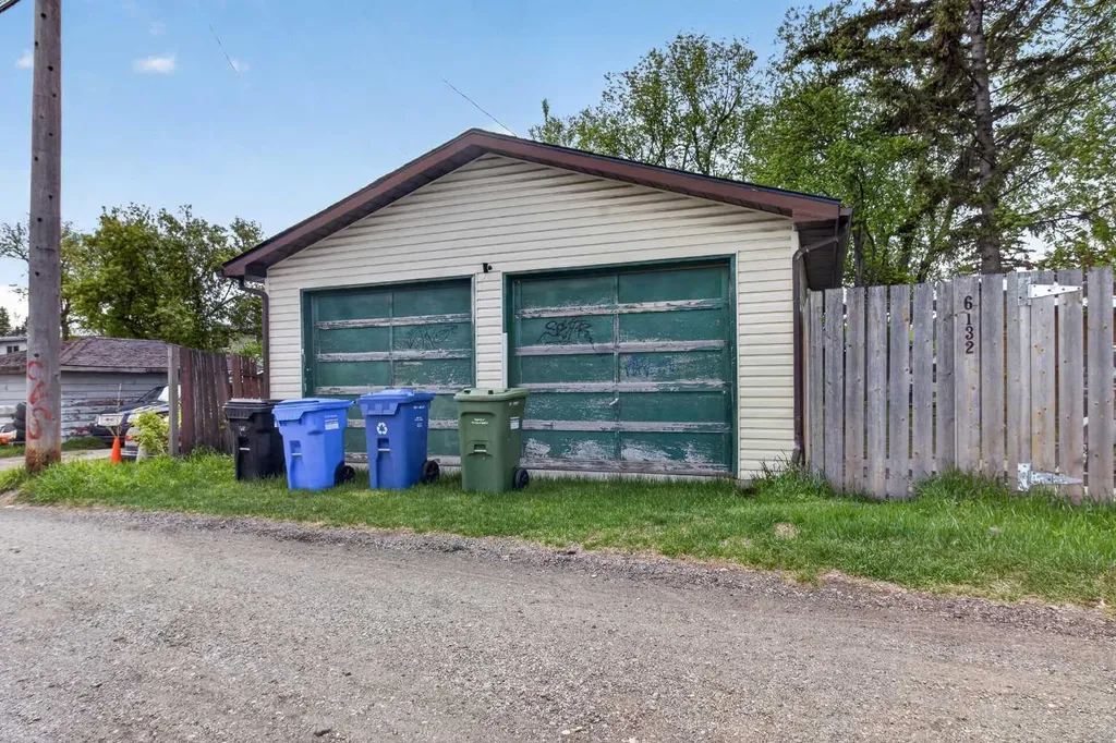 6132 33 Avenue NW Calgary AB T3B 2K5