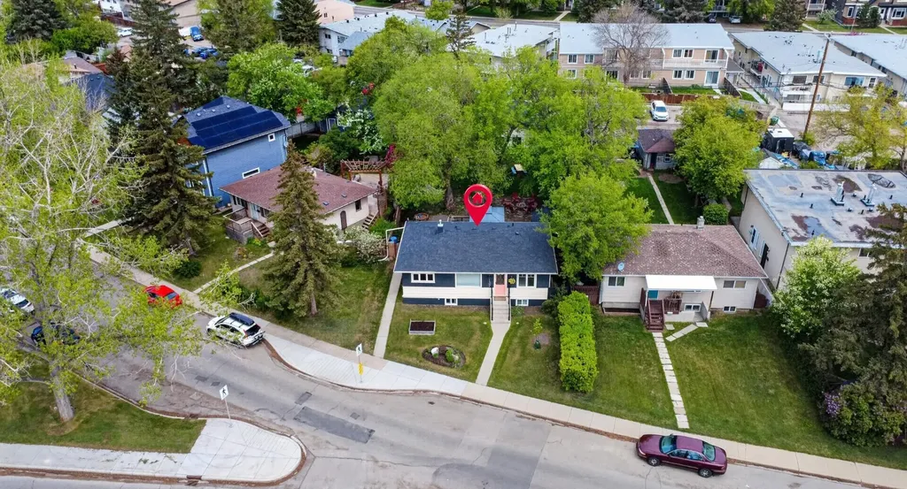 6132 33 Avenue NW Calgary AB T3B 2K5