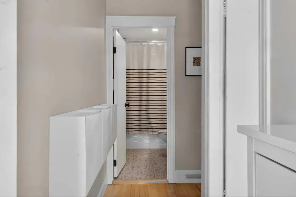 6132 33 Avenue NW Calgary AB T3B 2K5