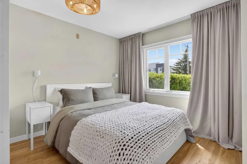 6132 33 Avenue NW Calgary AB T3B 2K5