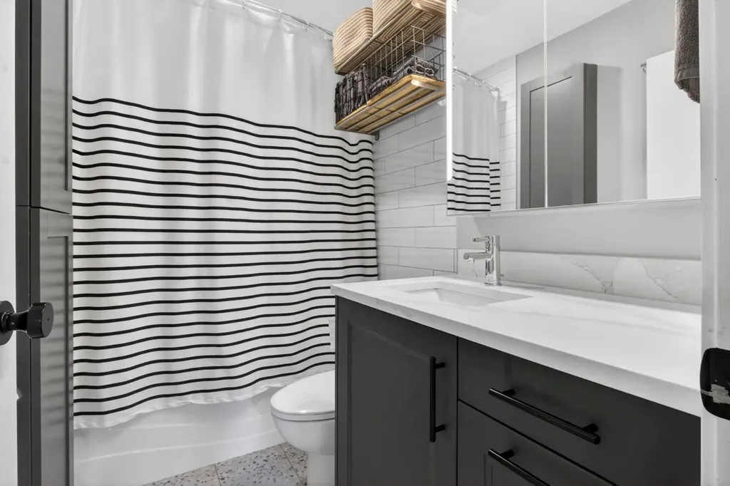 6132 33 Avenue NW Calgary AB T3B 2K5